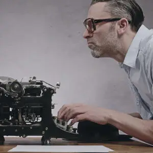 manager à l'ancienne sur une vieille machine à écrire