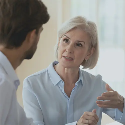 une femme manager en discussion avec un collaborateur