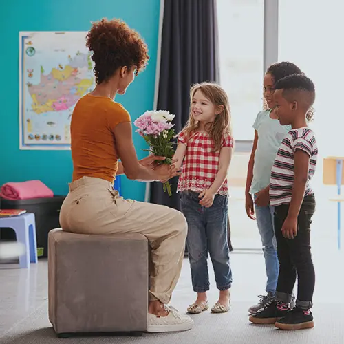 besoin de reconnaissance : une institutrice et trois enfants