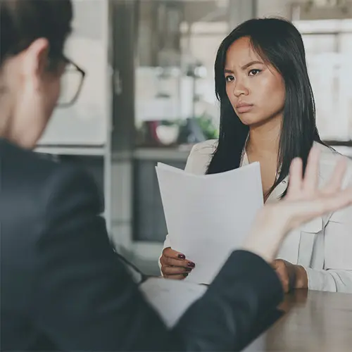 Modèle de Process Communication : une jeune femme est mécontente de ce qu'on lui dit.